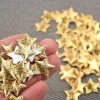 Akyol Kerststukjes> - Kerstversiering - Kerstster - Gouden Sterren - Goud- Versiering - Sterren - 50 Stuks - Feestdagen - Decoratie - Kerstversiering - Kerst Decoratie - Tafel Decoratie Kerst - Kerst