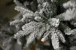 National Tree Company Andorra Flocked Kunstkerstboom - 213 Cm O 155 Cm - 2.329 Tips - Besneeuwd - Metalen Voet Fashion