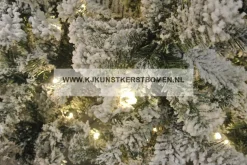 KJ Kunstkerstbomen Besneeuwde Kunstkerstboom Met Warme Led Verlichting - Flock Led - Lengte 270 Cm - Met Geintegreerd 550 Warm Schijnende Led Lampjes - 1880 Takken Discount