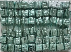 Merkloos Kerststukjes>Bijstekers –Turquoise Kleurig Kadootje Op Ijzerdraad -Kerststukje Maken–Decoratie-Feestartikel- 60 Stuks – 2.5 X 2.5 Cm – Bij-002