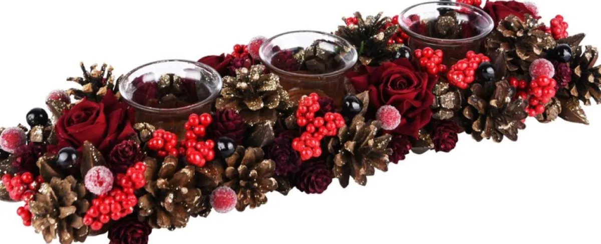 dekoratief Kerststukjes>Bloemstuk / Tafelstuk / Kerststuk Met Rode Rozen En Dennenappels - 44 X 15 X 8 Cm Hoog.