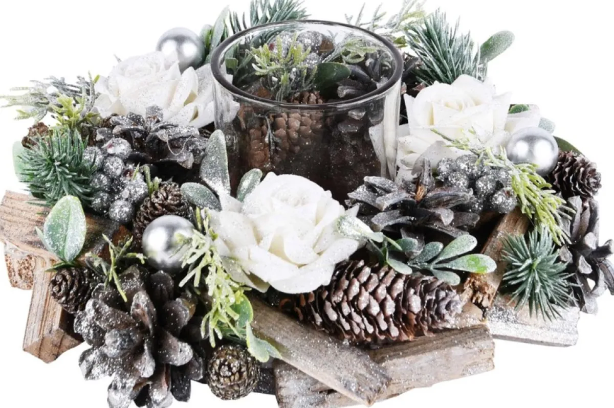 dekoratief Kerststukjes>Bloemstuk / Tafelstuk / Kerststuk Rond Met 1 Waxinelichtjes Houder Met Witte Rozen - Bruin / Groen / Grijs / Wit - 24 X 24 X 9 Cm Hoog.