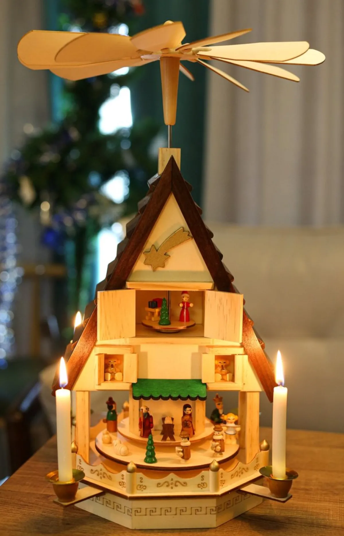 Brubaker Kerststallen> Kerstpiramide Adventshaus 49 Cm - Kerststal Op 4 Etages - Kaarsenpiramide Met 4 Kaarshouders Van Metaal - Hout Natuur - Handgeschilderde Figuren