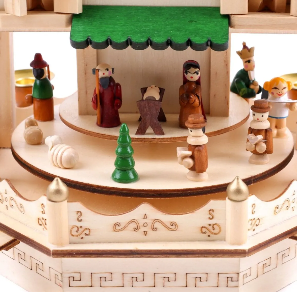 Brubaker Kerststallen> Kerstpiramide Adventshaus 49 Cm - Kerststal Op 4 Etages - Kaarsenpiramide Met 4 Kaarshouders Van Metaal - Hout Natuur - Handgeschilderde Figuren