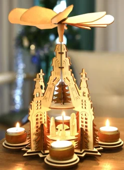 Brubaker Kerststallen></noscript> Kerstpiramide Kathedraal 29 Cm - Maria, Jozef En Jezus - 2 Etages - Theelichtpiramide Met 4 Theelichthouders Van Metaal - Hout Natuur