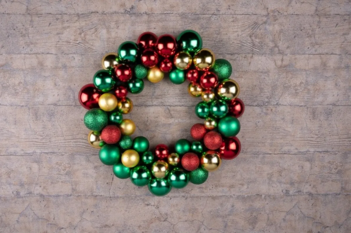 Christmas gifts Kerstkransen> Kerstkrans - O 36 Cm - 55 Ballen - Groen-Rood-Goud - Pvc