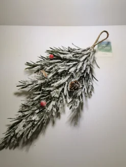 Everlands Kerststukjes> Dennentak Met Dennenappel Besneeuwd 20X40Cm Om Op Te Hangen Met Lus