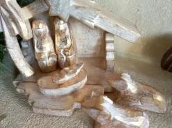 Floz Design Kerststallen></noscript> Houten Kerststal - Eenvoudig Uitgesneden Kerstgroep - Goud - Fairtrade