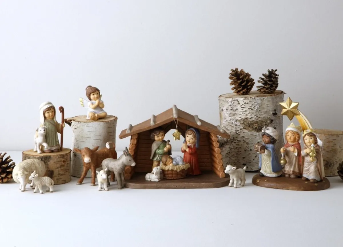 Goebel Kerststallen> - Nina & Marco | Kerststal Kerstster | Polyresin - 17Cm - Handgemaakt