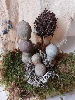 Juuls Gift Shop (merkloos) Kerststallen>Hippe Handgemaakte Kerststal Met Kokosblad En Met Kerstfiguren_Ledverlichting