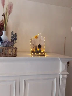 Juuls Gift Shop (merkloos) Kerststallen></noscript>Hippe Handgemaakte Kerststal Met Kokosblad En Met Kerstfiguren_Ledverlichting