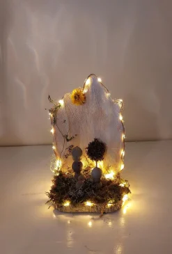 Juuls Gift Shop (merkloos) Kerststallen></noscript>Hippe Handgemaakte Kerststal Met Kokosblad En Met Kerstfiguren_Ledverlichting