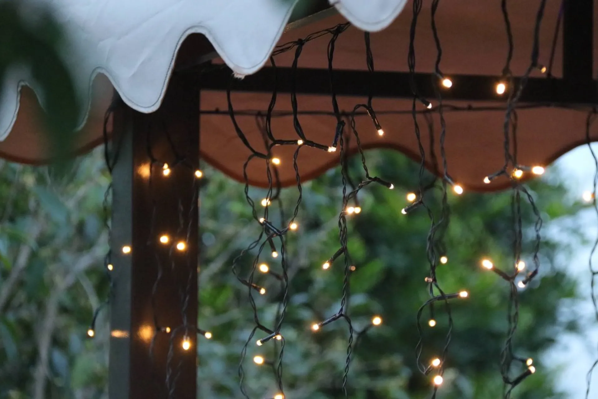 Dailyiled Ijspegelverlichting - Warm Wit Lichtgordijn - 300 Led - 6 Meter - Binnen En Buiten - Koppelbaar Best