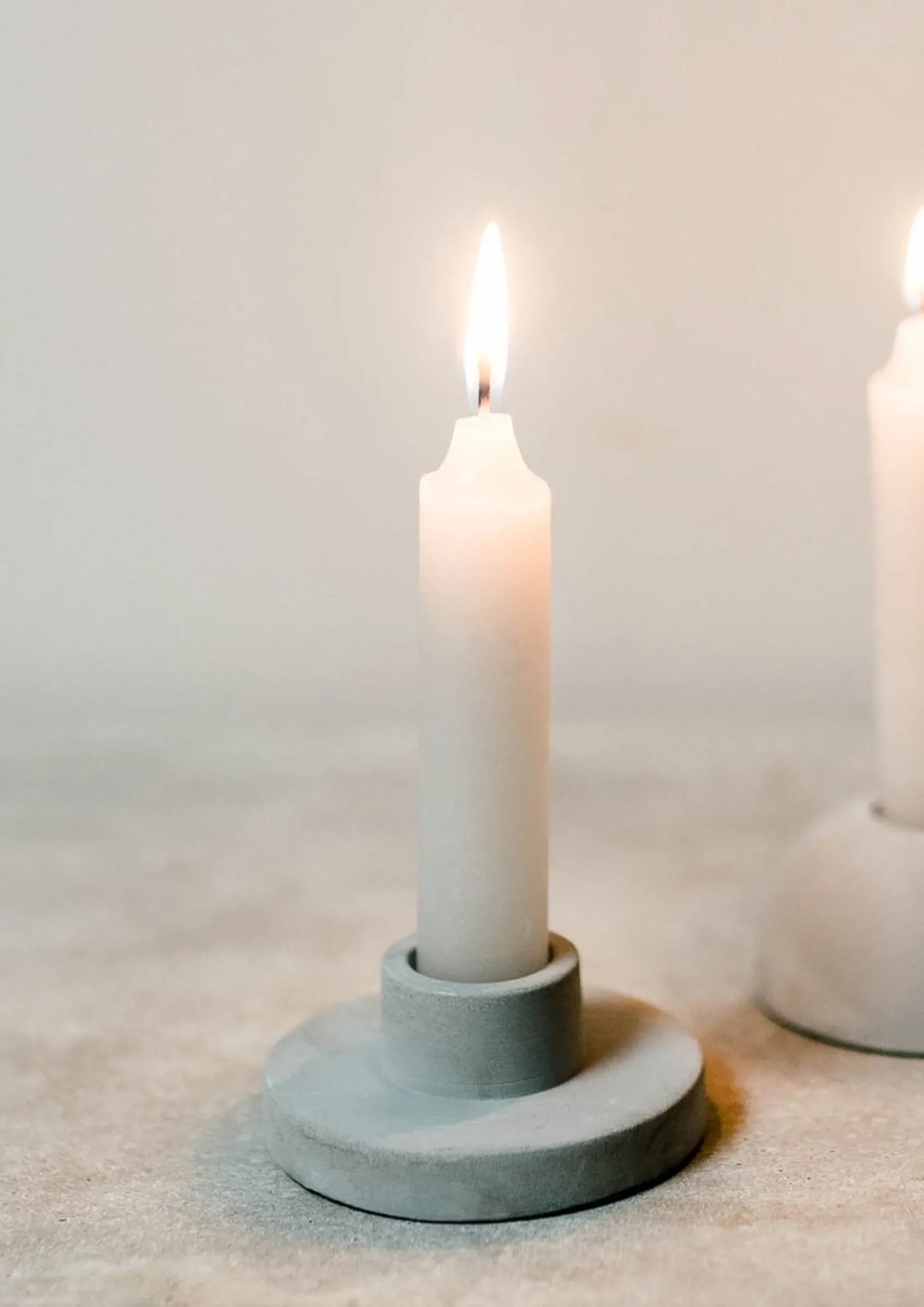 Rustik Lys-Leeff Kaarsen-Cadeau-Geschenk-Set-Rustik Lys - Dinerkaarsen - 6 Kaarsjes - Peach - 2,1X12 Cm-5 Branduren-Leeff- Kandelaar-Casper-2 Stuks-Beton-Grijs-Lichtpuntjekerst-Kerstcadeau-Sinterklaas-Moederdag-Verjaardag-Afscheid Collega-Decembercadeau Best