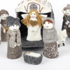 Jupiter Kerststallen>Kerst - Kerststal - Naturel - Handgemaakt - Fairtrade - De Kerstfiguren (Jezus, Maria, Jozef, De Drie Koningen, Een Engel, De Herder, Een Os, Een Ezel En Een Schaap) Passen Allemaal In Het Hutje Van Vilt (Afmetingen 15 X 13 X 11 Cm)