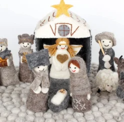 Jupiter Kerststallen>Kerst - Kerststal - Naturel - Handgemaakt - Fairtrade - De Kerstfiguren (Jezus, Maria, Jozef, De Drie Koningen, Een Engel, De Herder, Een Os, Een Ezel En Een Schaap) Passen Allemaal In Het Hutje Van Vilt (Afmetingen 15 X 13 X 11 Cm)