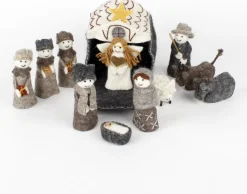 Jupiter Kerststallen></noscript>Kerst - Kerststal - Naturel - Handgemaakt - Fairtrade - De Kerstfiguren (Jezus, Maria, Jozef, De Drie Koningen, Een Engel, De Herder, Een Os, Een Ezel En Een Schaap) Passen Allemaal In Het Hutje Van Vilt (Afmetingen 15 X 13 X 11 Cm)