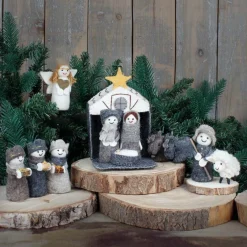 Jupiter Kerststallen></noscript>Kerst - Kerststal - Naturel - Handgemaakt - Fairtrade - De Kerstfiguren (Jezus, Maria, Jozef, De Drie Koningen, Een Engel, De Herder, Een Os, Een Ezel En Een Schaap) Passen Allemaal In Het Hutje Van Vilt (Afmetingen 15 X 13 X 11 Cm)