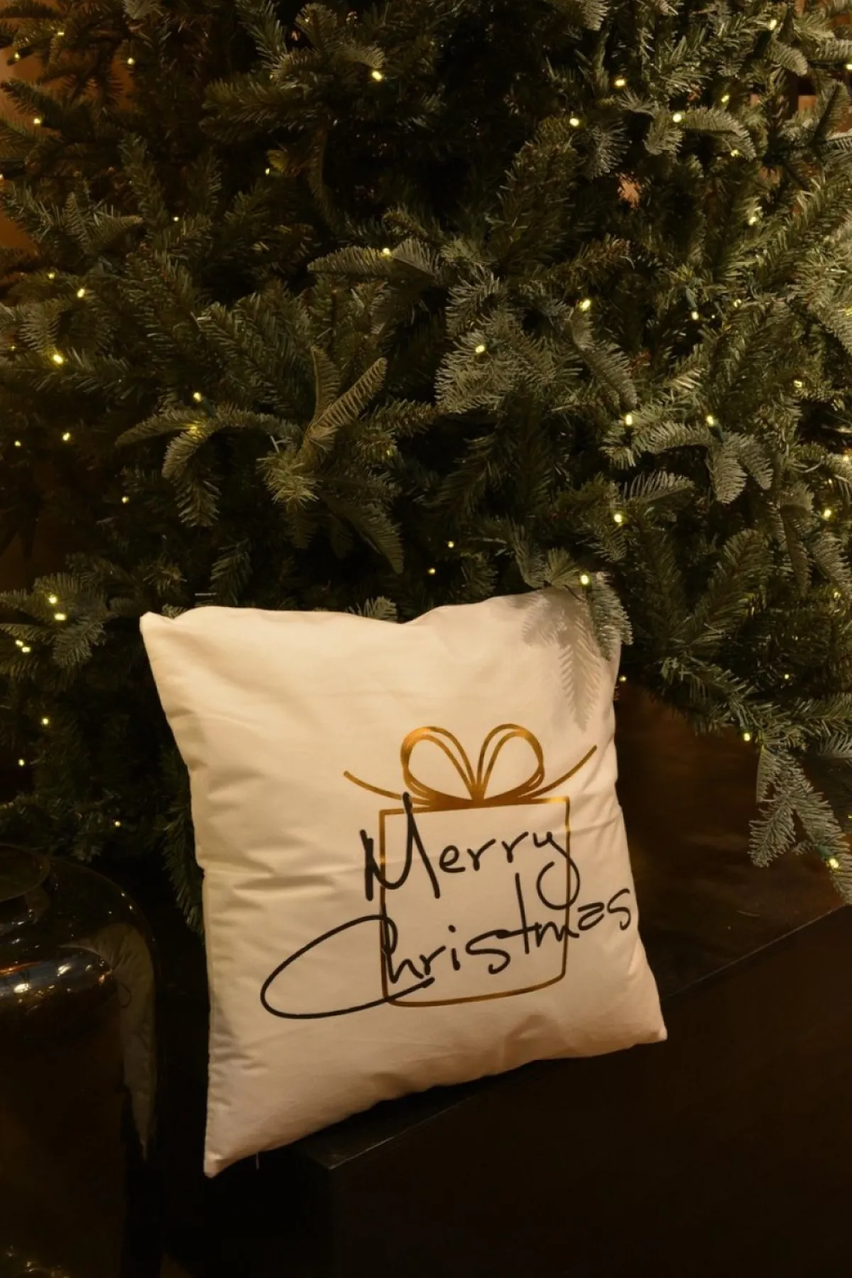 Gek op Kussens! Kerstkussens>Kerst 'Christmas Gift' Kussenhoes | Katoen/Polyester | 45 X 45 Cm | Wit / Goud