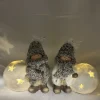 Impuls Kerstbeeldjes Kinderen Met Sneeuwbal + Sterren En Led - Set Van 2 Stuks - Taupe + Wit + Glitters & Gebreide Muts/Sjaal - Polyresin - 13 Cm Hoog X 15 Cm X 11 Cm – Kerstdecoratie New