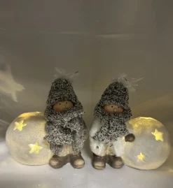 Impuls Kerstbeeldjes Kinderen Met Sneeuwbal + Sterren En Led - Set Van 2 Stuks - Taupe + Wit + Glitters & Gebreide Muts/Sjaal - Polyresin - 13 Cm Hoog X 15 Cm X 11 Cm – Kerstdecoratie New
