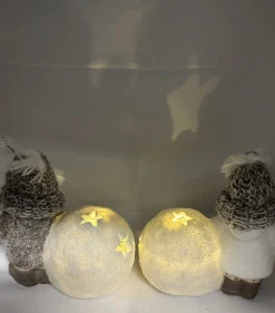 Impuls Kerstbeeldjes Kinderen Met Sneeuwbal + Sterren En Led - Set Van 2 Stuks - Taupe + Wit + Glitters & Gebreide Muts/Sjaal - Polyresin - 13 Cm Hoog X 15 Cm X 11 Cm – Kerstdecoratie New