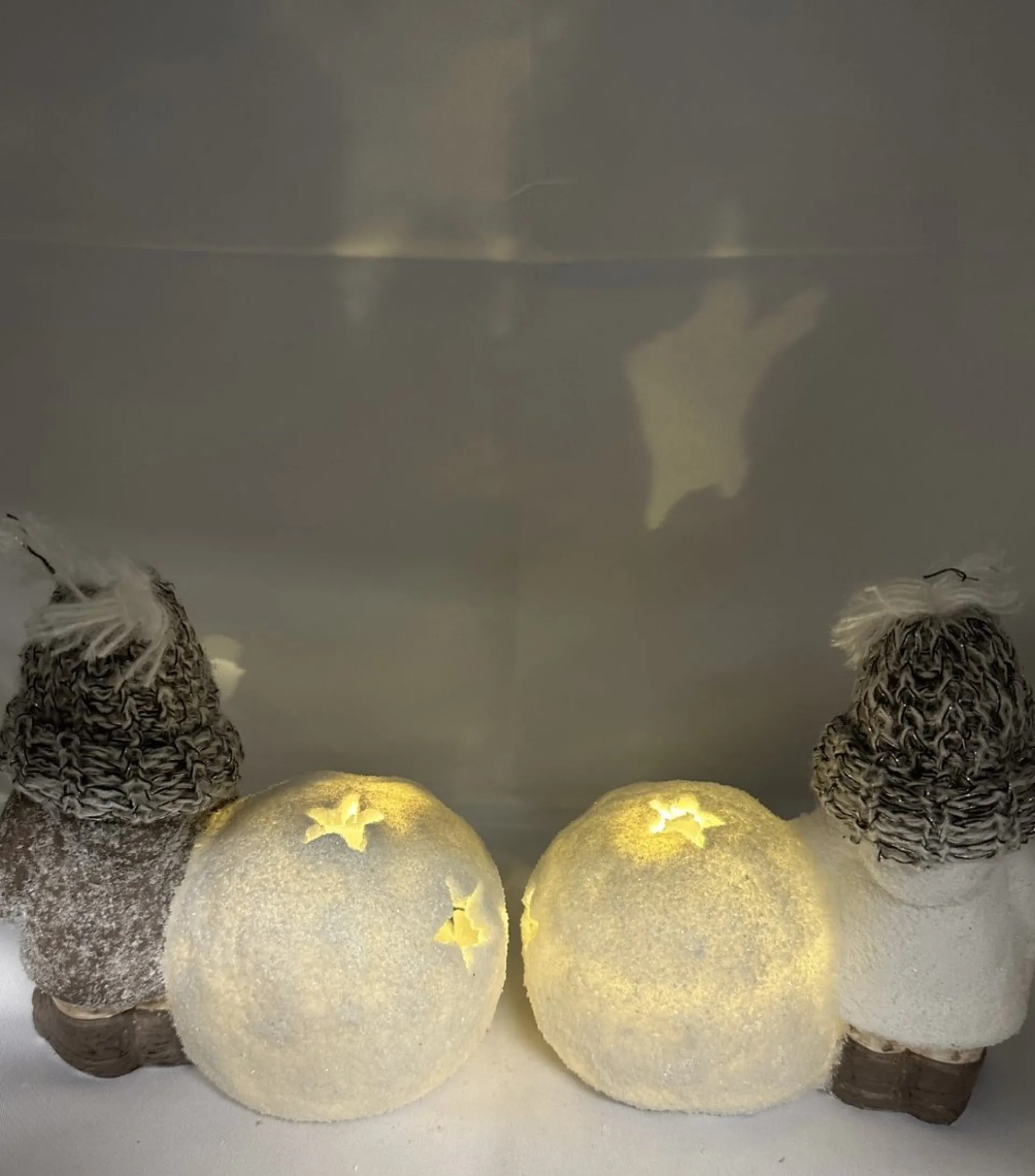 Impuls Kerstbeeldjes Kinderen Met Sneeuwbal + Sterren En Led - Set Van 2 Stuks - Taupe + Wit + Glitters & Gebreide Muts/Sjaal - Polyresin - 13 Cm Hoog X 15 Cm X 11 Cm – Kerstdecoratie New