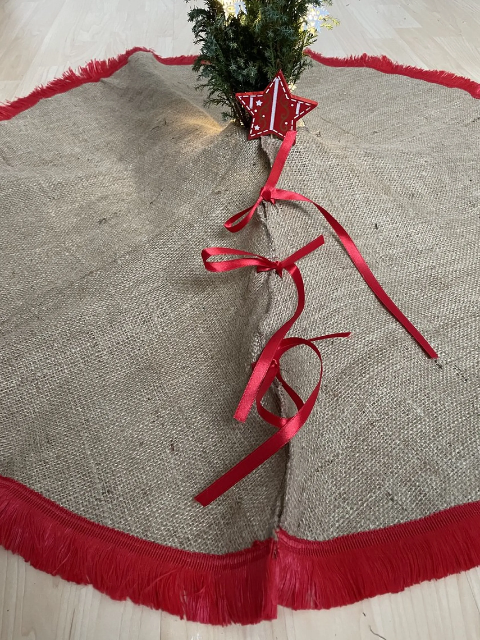Merkloos Kerstboomrok - Kerstboom Kleed - Kerstboomrok Jute & Rode Met Franjes - 95 Cm Diameter Best