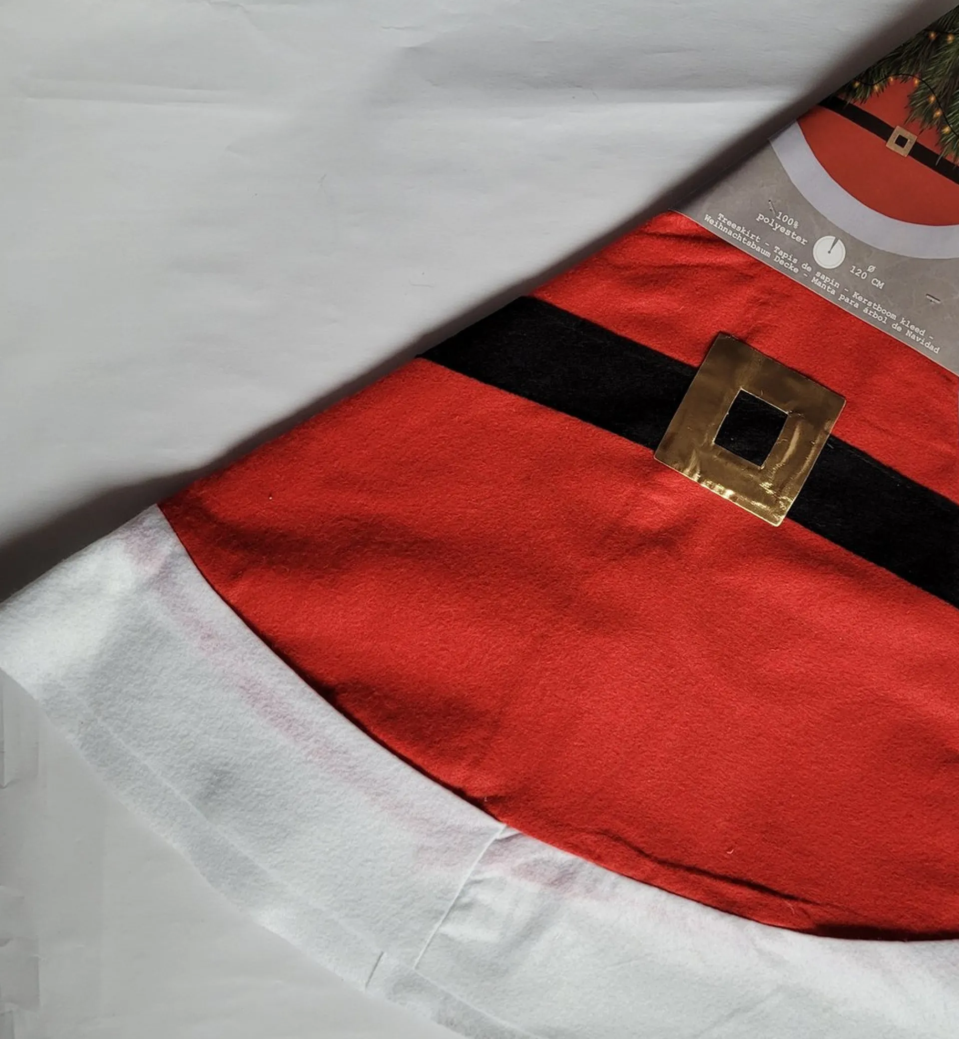 Merkloos Kerstboomrok Rood Met Zwarte Riem Afbeelding - Kerstboomkleed Shop