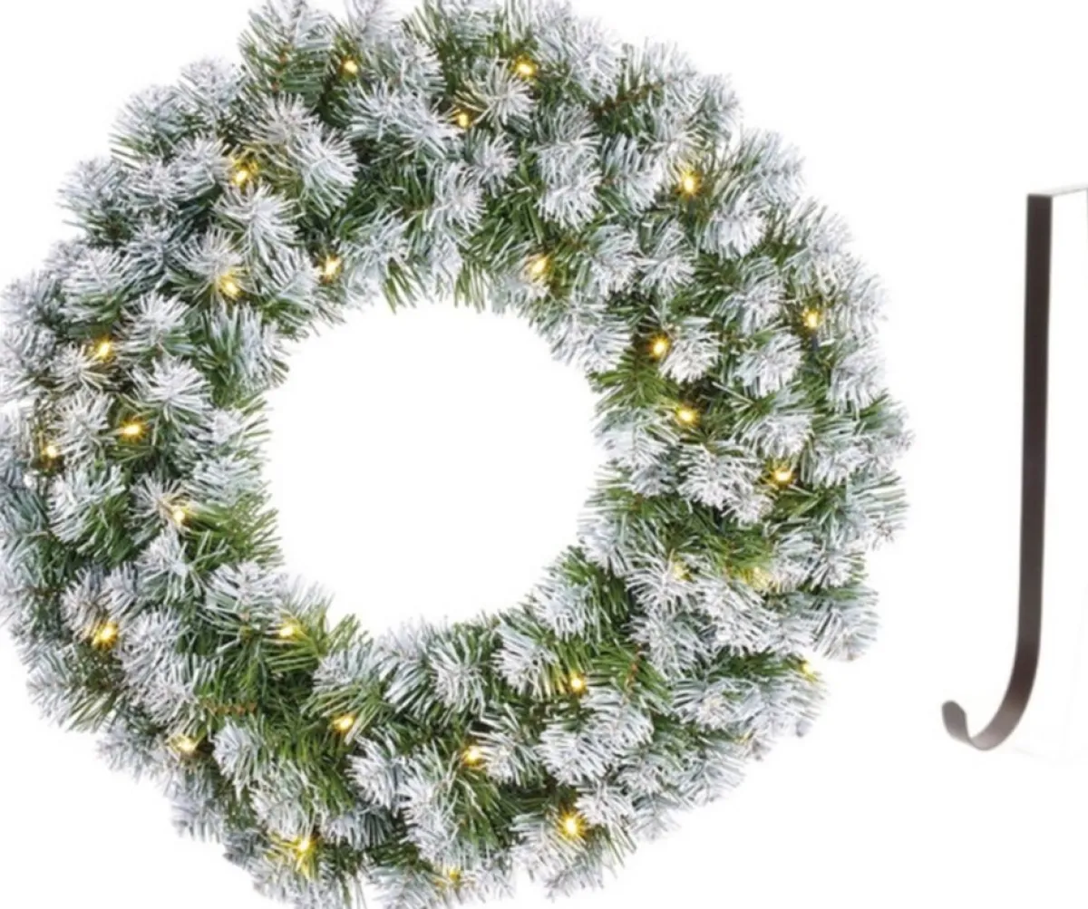 Mica Decorations Kerstkransen>Kerstkrans/Deurkrans Groen Verlichting 30 Lampjes En Sneeuw 60 Cm Met Ijzeren Hanger - Kerstversiering/Kerstdecoratie Kransen