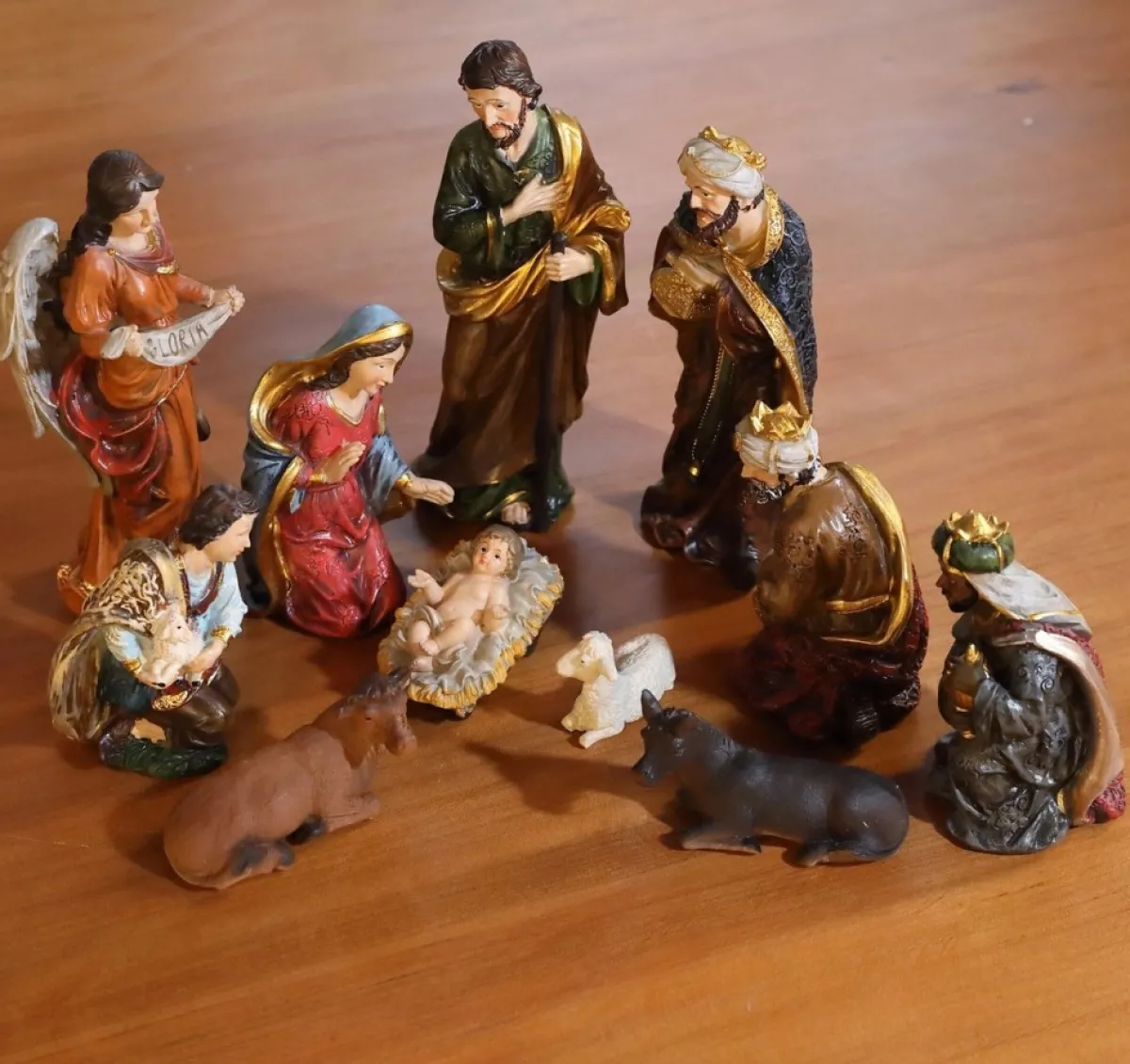 Merkloos Kerststallen>Kerststal - 30 Cm Kerstfiguren - 11 Beeldjes - Kerstdecoratie - Maria - Jesus - Joseph - Wijze Mannen - Dieren - Bijbel - Polystone