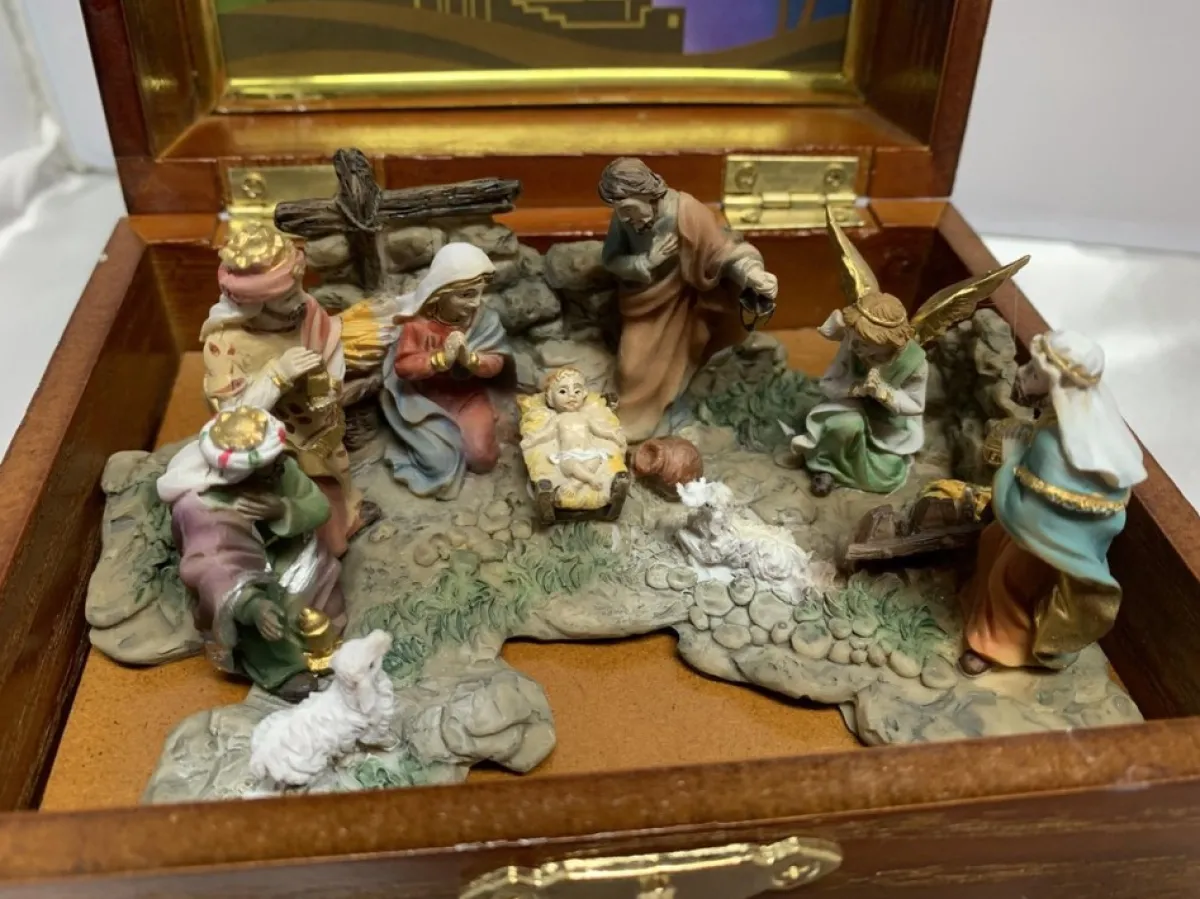 Eigenmerk Home made Kerststallen>Kerststal Als Muziek Doos