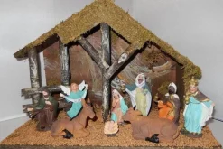 IMPORT Kerststallen>Kerststal Hout Met 9 Beeldjes En Verlichting 016.