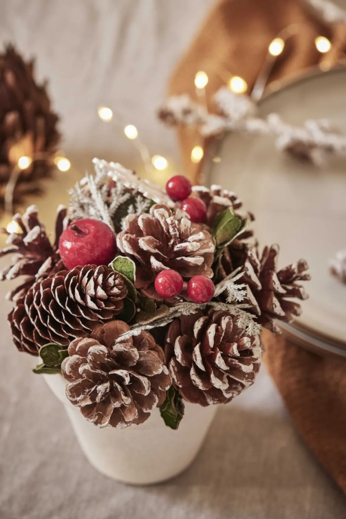 Naturn Christmas Kerststukjes>Kerststuk In Zinken Pot Look - Rode Bessen | O 22 Cm | Decoratieve En Goed Gevulde Kerstdecoratie In Stevige Pot Met Natuurlijke Materialen Met Witte Details | Rood