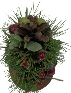 WDMT Kerststukjes>Kerststuk Op Houten Schijf - Berry | O 10 X 13 Cm | Decoratief In De Hoogte Verwerkt Kerststuk Op Houten Staander Met Dennenappels En Bessen | Groen