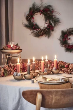 Naturn Christmas Kerststukjes>Kerststuk Theelicht Houder - Red Berry | 70 Cm / 4L | Decoratief Kerststuk Gemaakt Uit Natuurlijke Materialen En Voorzien Van Twee Waxinehouders | Kerst Decoratie | Rood