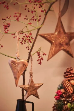 Naturn Christmas Kerststukjes>Kerststuk Theelicht Houder - Dennenappels En Sneeuwvlokken | 31 Cm / 2L | Decoratief Kerststuk Gemaakt Uit Natuurlijke Materialen En Voorzien Van Twee Waxinehouders | Kerst Decoratie | Rood