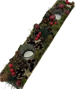 WDMT Kerststukjes>Kerststuk Theelicht Houder - Red Berry | 45 Cm / 2L | Decoratief Kerststuk Gemaakt Uit Natuurlijke Materialen En Voorzien Van Twee Waxinehouders | Rood