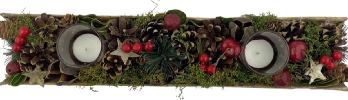 WDMT Kerststukjes>Kerststuk Theelicht Houder - Red Berry | 45 Cm / 2L | Decoratief Kerststuk Gemaakt Uit Natuurlijke Materialen En Voorzien Van Twee Waxinehouders | Rood