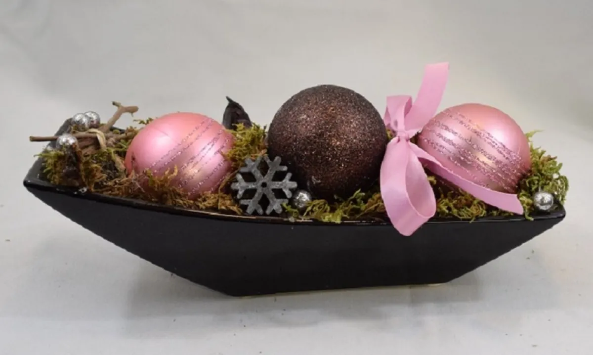 ZoeZo Design Kerststukjes>Kerststukje In Zwart Aardewerk Schaaltje, Bordeaux/ , L 24 Cm, H 10 Cm, Br 9 Cm