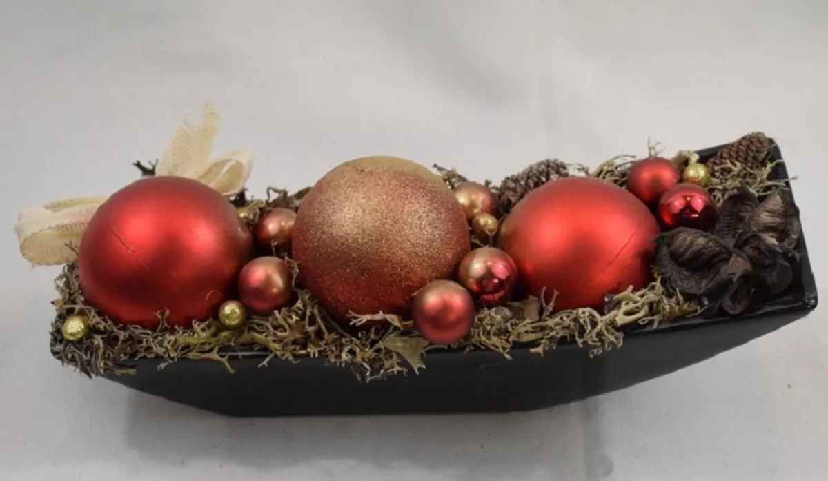 ZoeZo Design Kerststukjes>Kerststukje In Zwart Aardewerk Schaaltje, Rood/Goud, L 24 Cm, H 10 Cm, Br 9 Cm