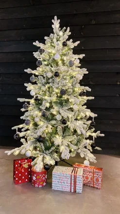 KJ Kunstkerstbomen – Spitsbergen Flock De Luxe Besneeuwde Kunstkerstboom - 240 Cm - Met Inclusief Led Verlichting 570 Led-Lampjes – 2351 Pe En Pvc Takken Flash Sale