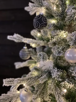 KJ Kunstkerstbomen – Spitsbergen Flock De Luxe Besneeuwde Kunstkerstboom - 240 Cm - Met Inclusief Led Verlichting 570 Led-Lampjes – 2351 Pe En Pvc Takken Flash Sale