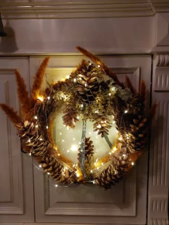 Juuls Gift Shop (merkloos) Kerstkransen></noscript>Krans Met Pluimen En Prachtige Dennenappels Droogbloemen Diameter 50Cm