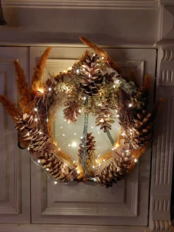 Juuls Gift Shop (merkloos) Kerstkransen></noscript>Krans Met Pluimen En Prachtige Dennenappels Droogbloemen Diameter 50Cm