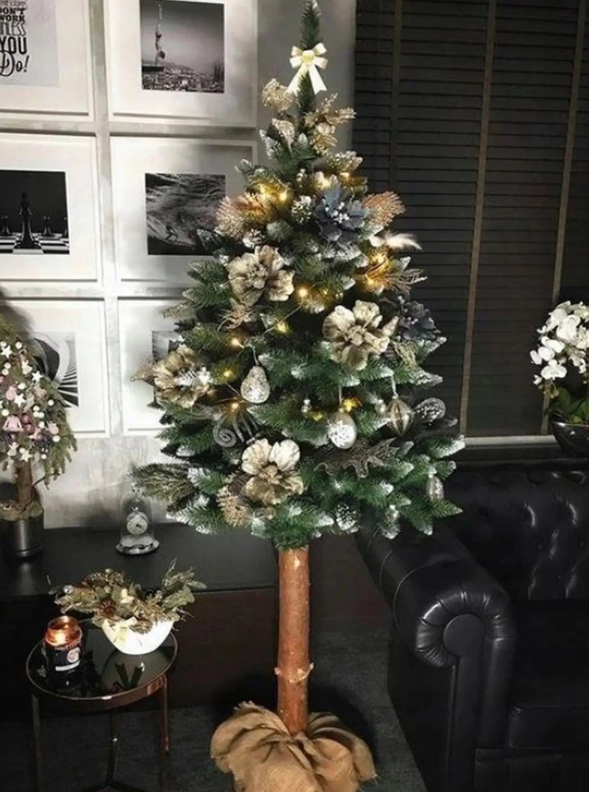 Viking Choice Kunstkerstboom 160 Cm - Met Houten Stam - Sneeuw En Dennenappels Store