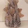 Juuls Gift Shop (merkloos) Kerststukjes>Leuke Boom Van Mooie Lange Dennenappels Whitewash Met Rieten Hartjes En Gekleurde Lichtjes 45Cm Hoog 25Cm Breed