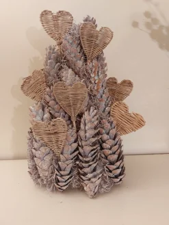 Juuls Gift Shop (merkloos) Kerststukjes>Leuke Boom Van Mooie Lange Dennenappels Whitewash Met Rieten Hartjes En Gekleurde Lichtjes 45Cm Hoog 25Cm Breed