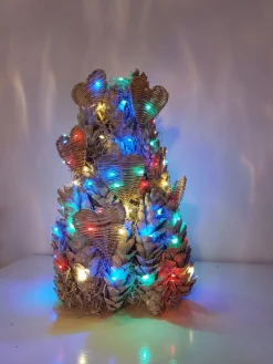 Juuls Gift Shop (merkloos) Kerststukjes>Leuke Boom Van Mooie Lange Dennenappels Whitewash Met Rieten Hartjes En Gekleurde Lichtjes 45Cm Hoog 25Cm Breed