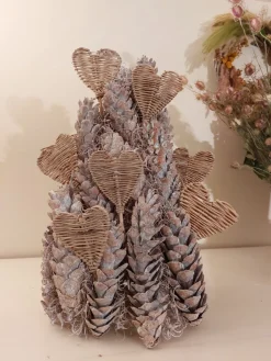 Juuls Gift Shop (merkloos) Kerststukjes></noscript>Leuke Boom Van Mooie Lange Dennenappels Whitewash Met Rieten Hartjes En Gekleurde Lichtjes 45Cm Hoog 25Cm Breed